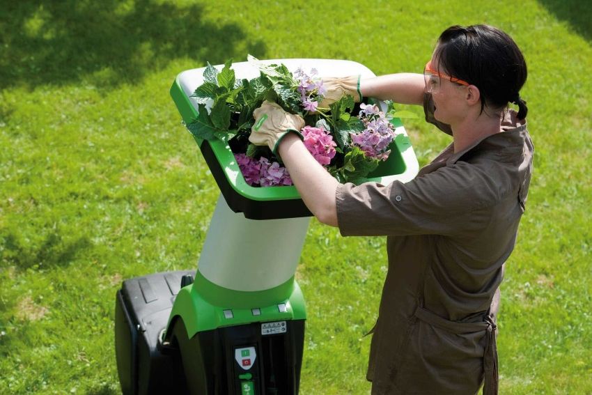 Broyeur de jardin pour herbe et branches: assistant pour l'entretien du site