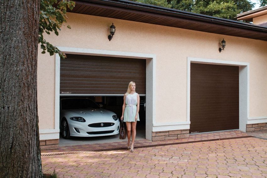 Portes sectionnelles du garage: la taille et le prix des conceptions pratiques