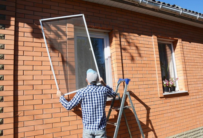 Moustiquaires aux fenêtres: une barrière fiable contre les insectes, la poussière et le duvet