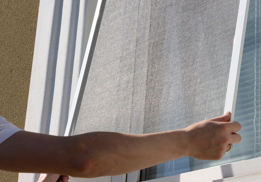 Moustiquaires aux fenêtres: une barrière fiable contre les insectes, la poussière et le duvet