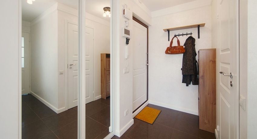Armoire coulissante dans le couloir: photos de différentes variantes de design