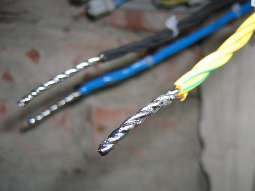 Connexion filaire dans une boîte de jonction pour le câblage