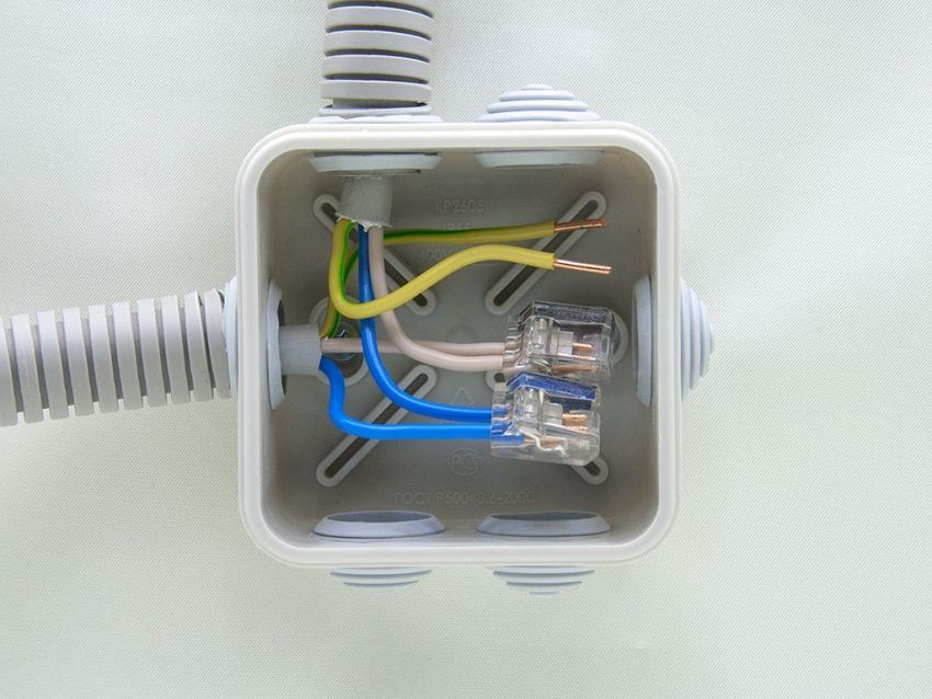 Connexion filaire dans une boîte de jonction pour le câblage