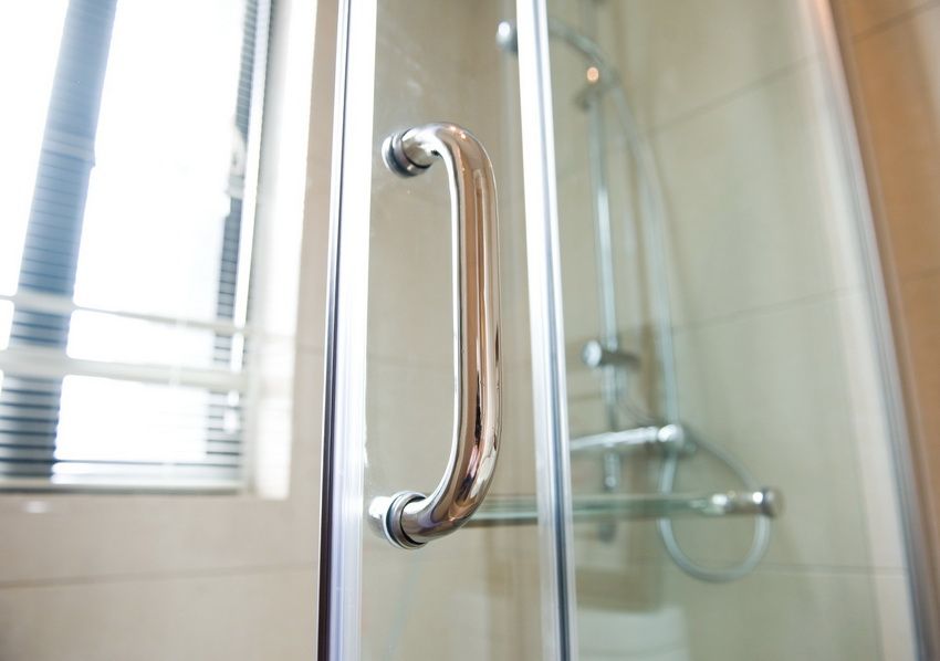 Paroi de douche en verre: belle et fonctionnelle salle de bains