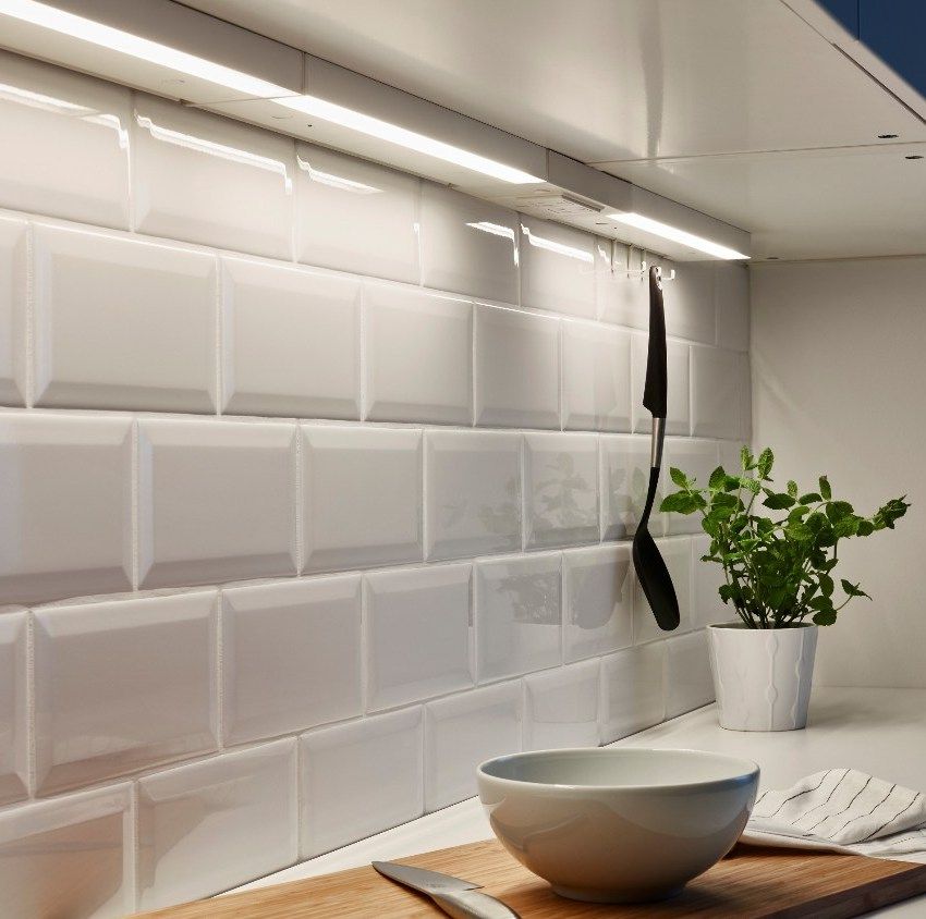 Éclairage LED pour la cuisine sous les armoires: caractéristiques de choix et d'installation