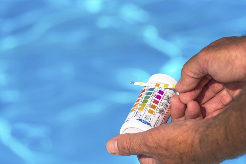 Comprimés pour la piscine pour la désinfection de l'eau: soin de l'étang
