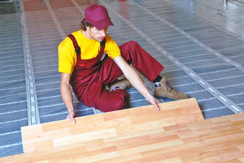 Sol chaud sous le stratifié sur le plancher en bois: types et caractéristiques