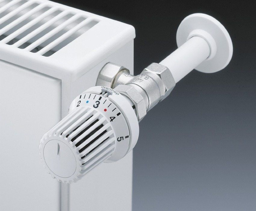 Régulateur de température pour un radiateur de chauffage dans les systèmes de plusieurs maisons