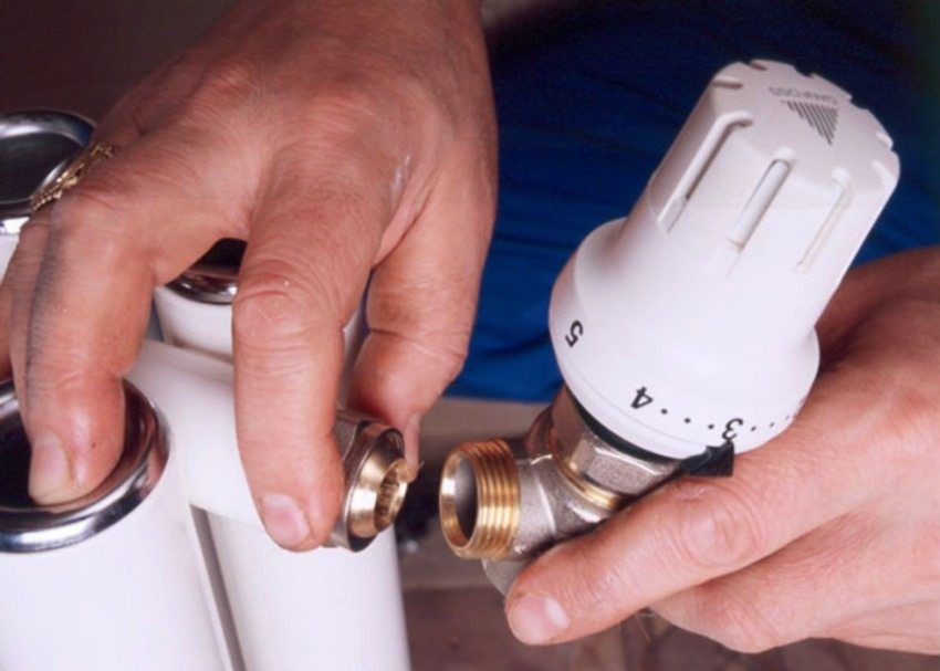 Régulateur de température pour un radiateur de chauffage dans les systèmes de plusieurs maisons