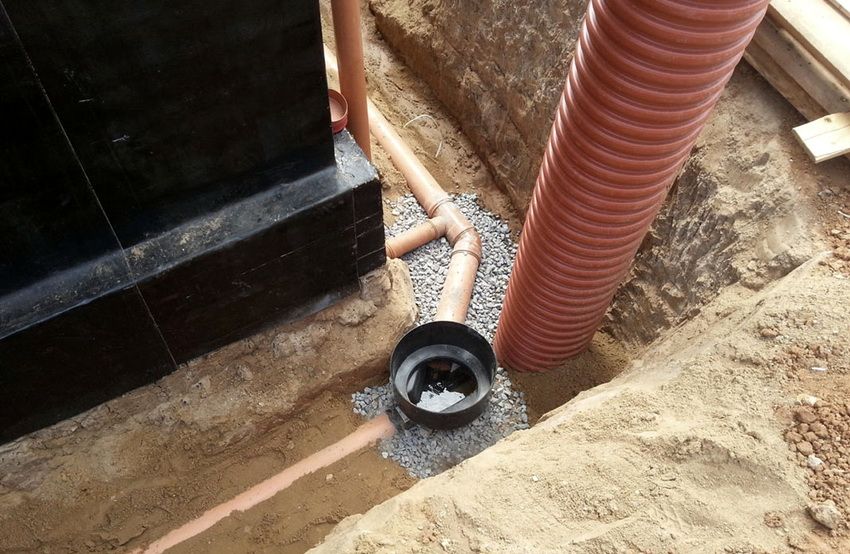 Conduites d’égout pour les eaux usées extérieures: construction de systèmes de communication