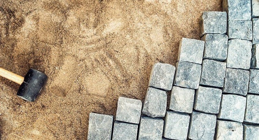 Pose de dalles sur le sable: technologie et travail spécifique