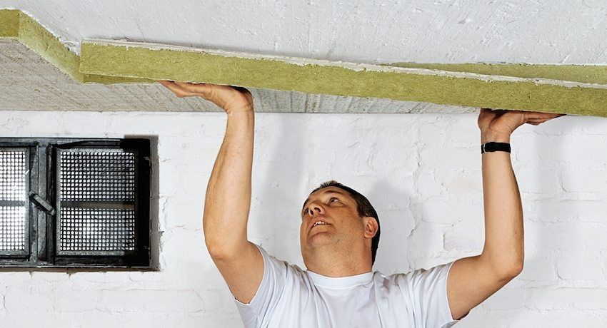 Réchauffer le plafond dans une maison privée avec leurs propres mains