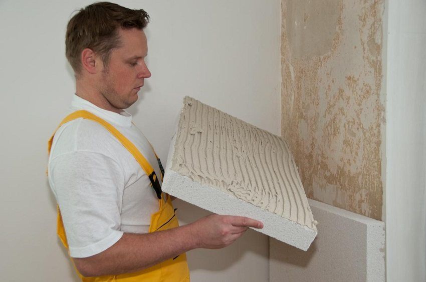 Réchauffer les murs avec du plastique mousse de vos propres mains: instructions pas à pas