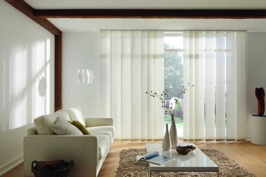 Stores en tissu verticaux aux fenêtres: protection solaire fiable et durable
