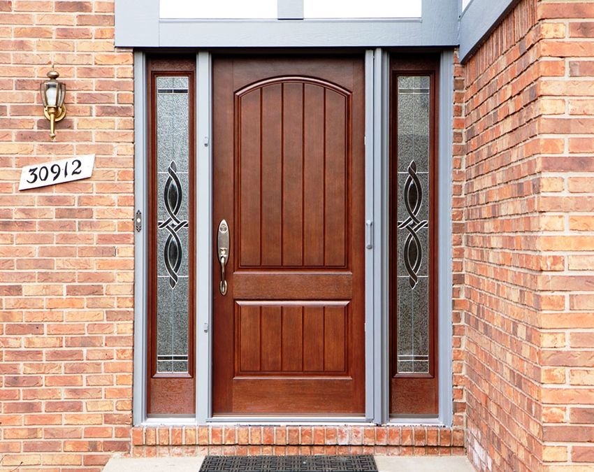 Porte d'entrée en bois pour une maison privée et un appartement: fiabilité et design