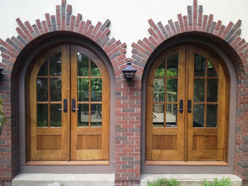 Porte d'entrée en bois pour une maison privée et un appartement: fiabilité et design