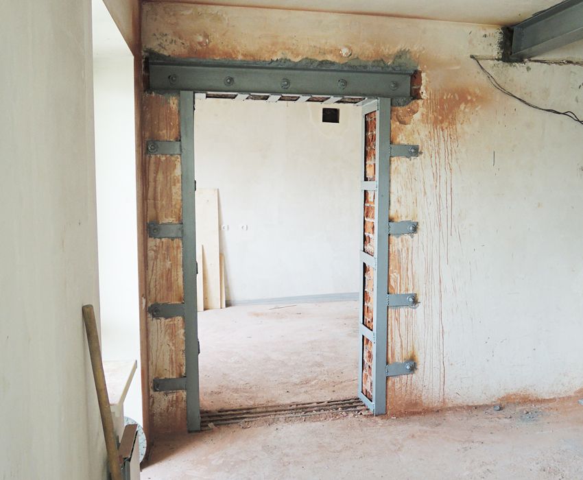 Porte d'entrée: installation de structures en métal et en bois