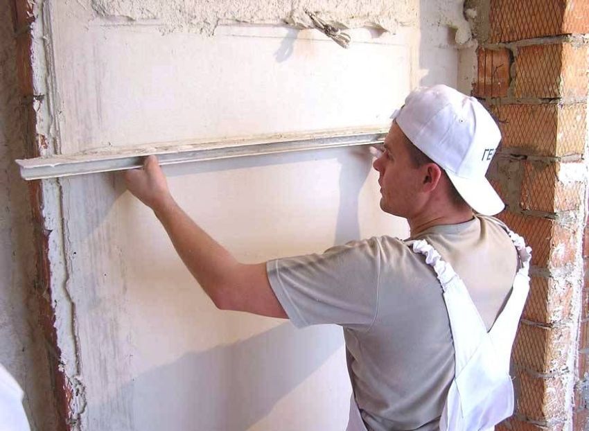 Vidéo: collez les murs sous le papier peint avec vos propres mains. Mastic ou mastic, comment faire?
