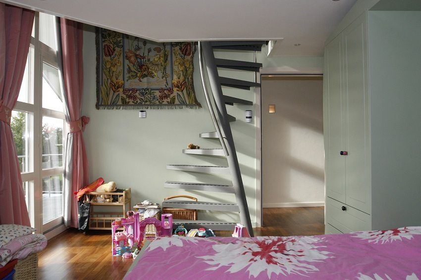 Escalier en colimaçon au deuxième étage dans une maison privée: photos, prix pour les dessins