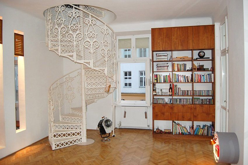 Escalier en colimaçon au deuxième étage dans une maison privée: photos, prix pour les dessins