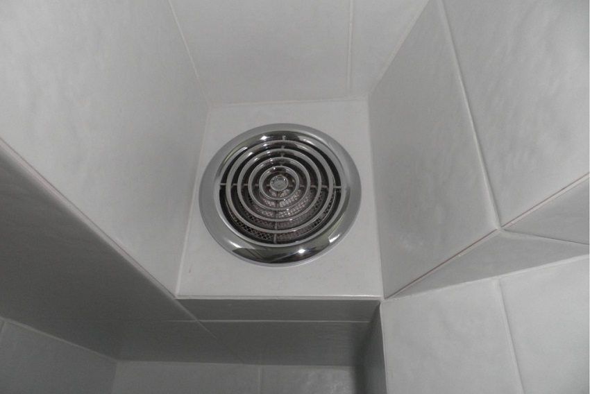 Échappement dans la salle de bain: élimine l'excès d'humidité