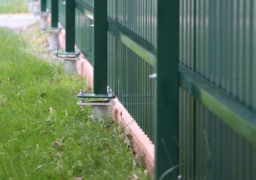 Une clôture faite de sol ondulé avec vos propres mains avec des colonnes: une technique, des secrets d'assemblage